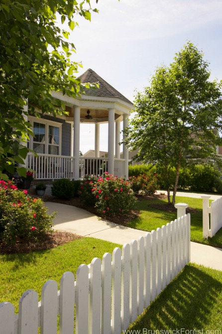 FRONT YARD WITH FENCE